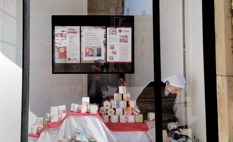 Caritasove kutijice u izlogu Grada Rijeke na Korzu