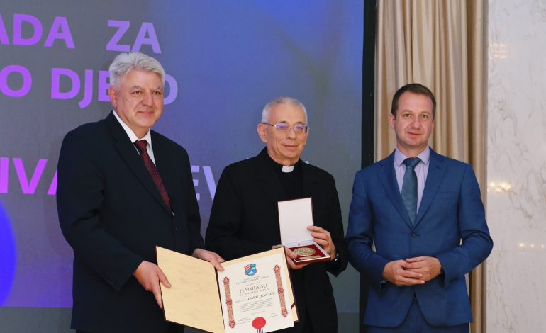 Nadbiskupu Devčiću uručena Nagrada PGŽ za životno djelo