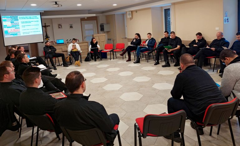 Trajna formacija mladih svećenika: Komunikacija je nužnost Crkve