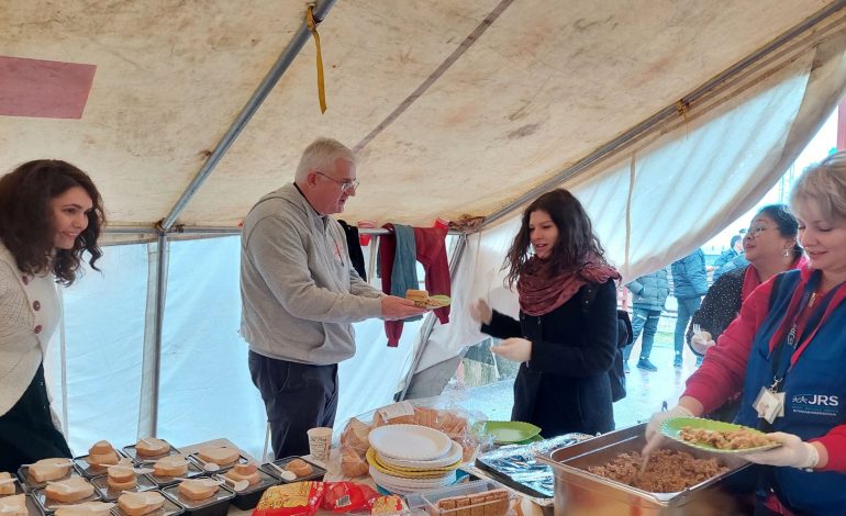 Nadbiskup Uzinić zajedno s volonterima na Badnjak ručao s migrantima