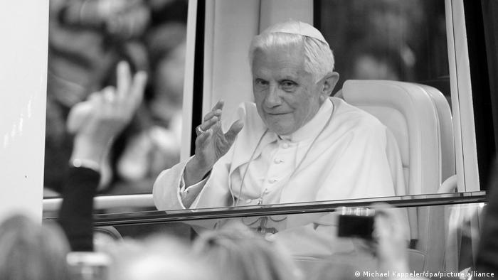 Odredbe u povodu smrti pape u miru Benedikta XVI.
