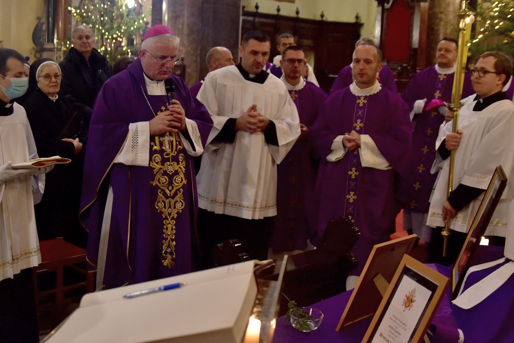 Misa zadušnica za papu emeritusa Benedikta XVI.