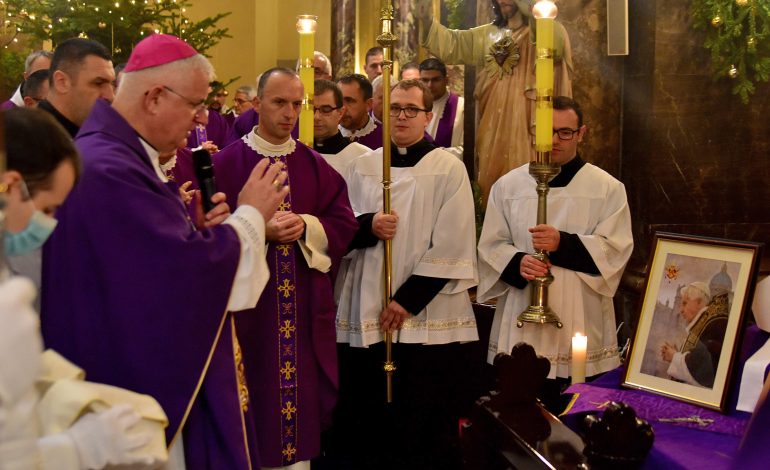Misa zadušnica za Benedikta XVI.: Vjera je tema koja je obilježila njegov život i pontifikat