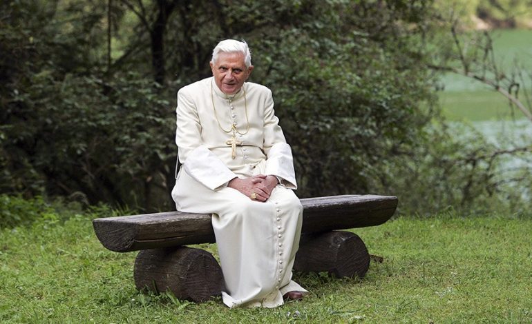 Papa u miru – piše: Ivan Stošić