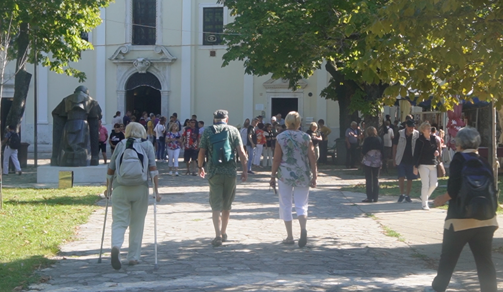 Dragi mladi i draga djeco, ne zaboravite moliti za svoje majke i za svoje očeve.