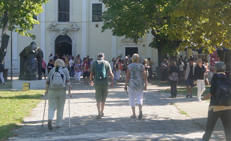 Dragi mladi i draga djeco, ne zaboravite moliti za svoje majke i za svoje očeve.