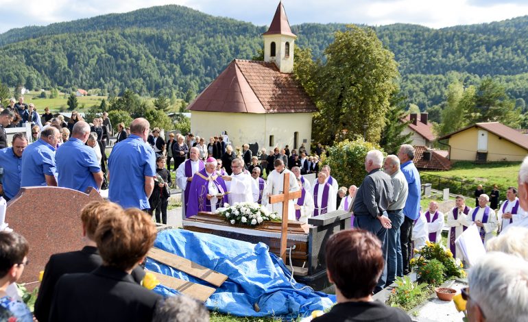 Sprovod svećenika Ivana Trohe