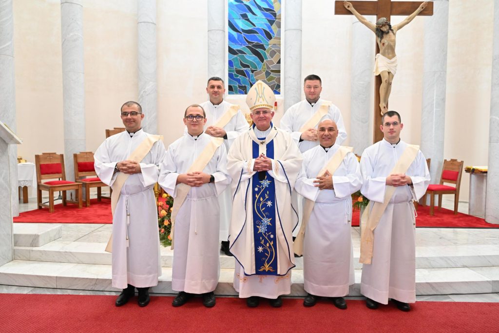 Nadbiskup Uzinić za đakone zaredio šestoricu bogoslova