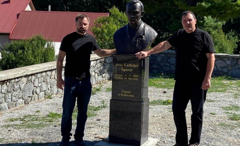 U Mrkoplju postavljene biste mučenika za Boga i Domovinu, Ladislava Šporera i Stjepana Horžića.