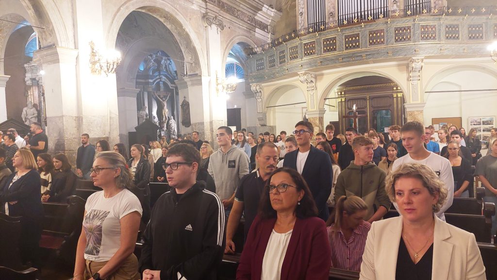 Nemojte provesti svoj život u virtualnom svijetu, nego pokušajte otkriti u konkretnom svijetu što vi možete dati od sebe ovome svijetu.