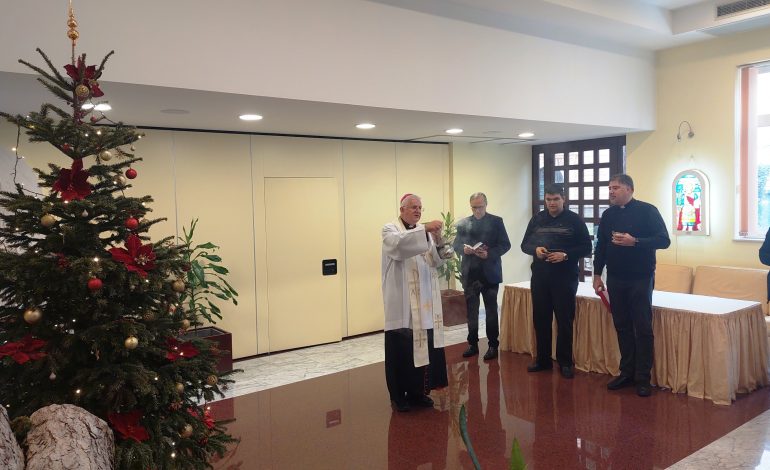 Nadbiskup Uzinić uputio blagoslov djelatnicima Ordinarijata i blagoslovio radne prostore.