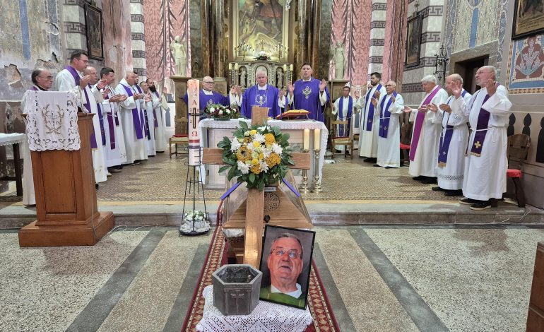 Posljednji ispraćaj svećenika Dinka Popovića