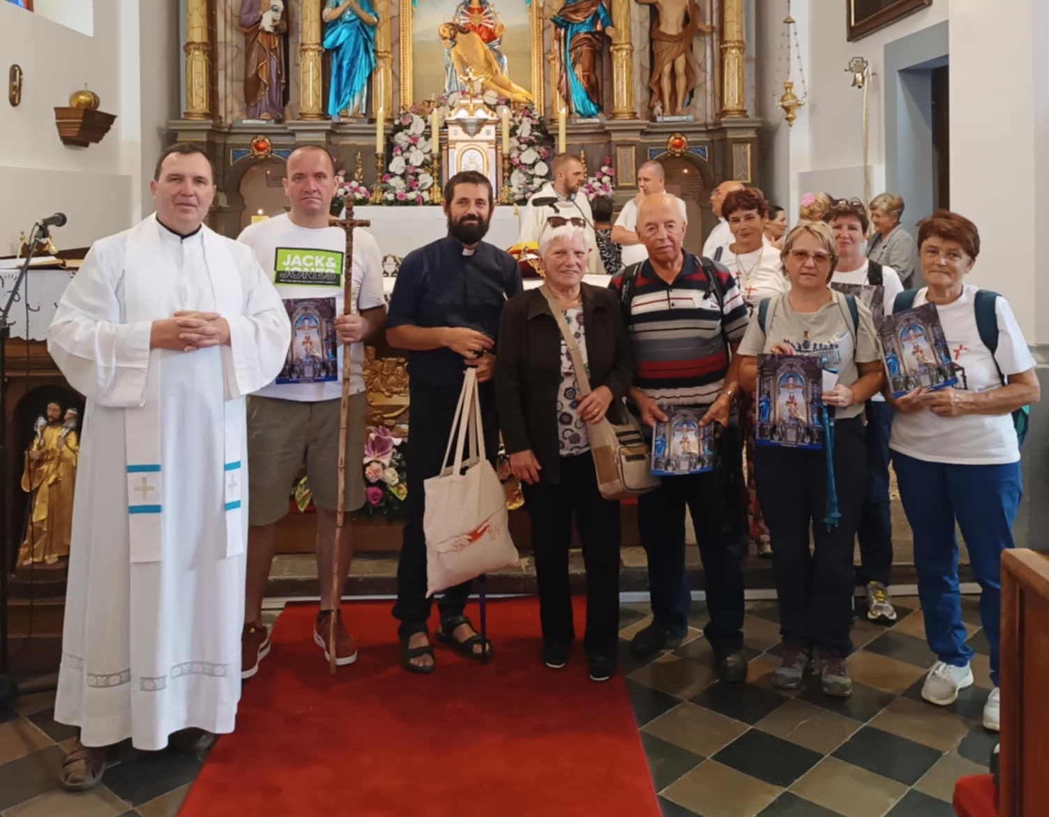 Hodočasnici iz Delnica i Skrada sa svojim župnikom Tomislavom Zečevićem i župnikom Mrkoplja, Antom Zovkom