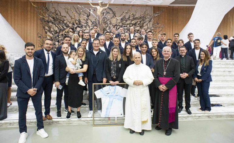 Nadbiskup Uzinić i nogometaši Rijeke na audijenciji kod Pape