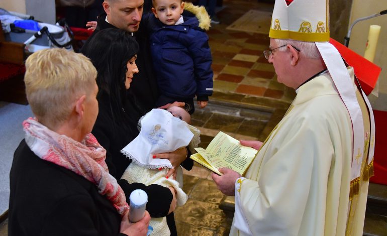  Nadbiskup Mate krstio peto dijete obitelji Bučić