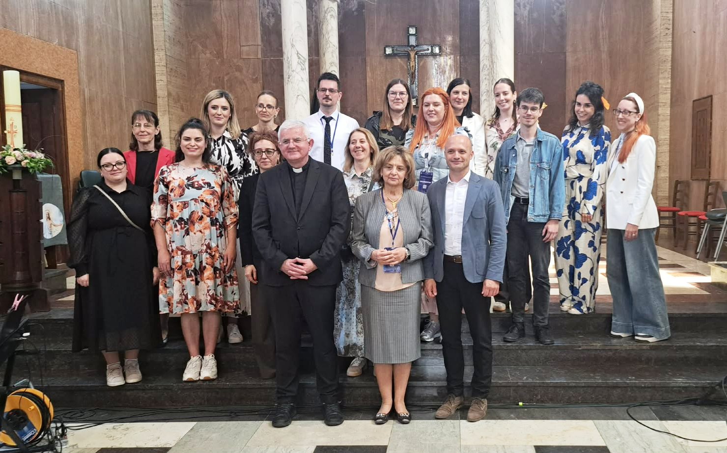 Nadbiskup Uzinić s ravnateljicom Jaskom Buketom, tajnikom Nacionalnog ureda za katoličke škole HBK, Tomislavom Buntakom i učiteljima/zborovođama katoličkih škola