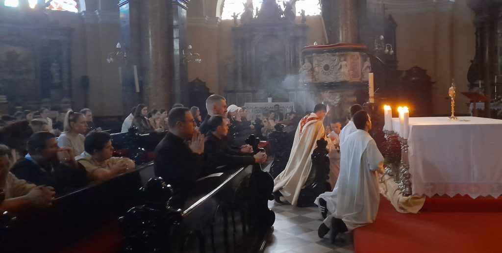 Bdijenje uoči ređenja u riječkoj katedrali: svjedočanstvo, kateheza i molitva u ozračju zahvalnosti