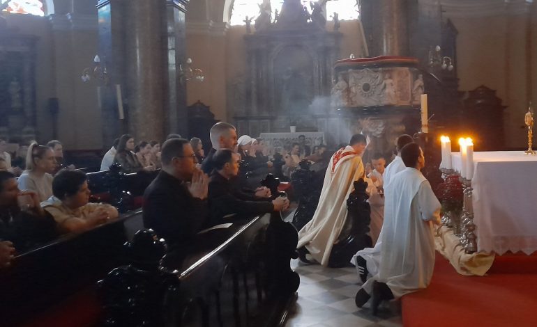 Bdijenje uoči ređenja u riječkoj katedrali: svjedočanstvo, kateheza i molitva u ozračju zahvalnosti