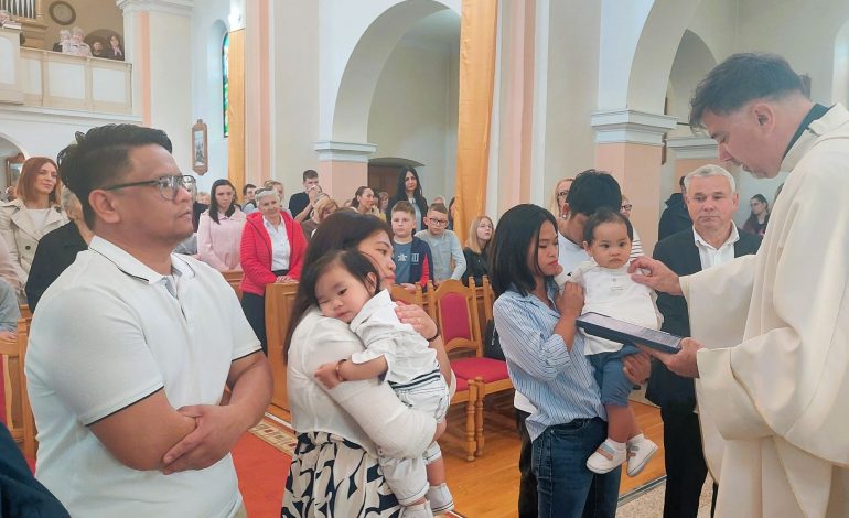 U Crkvi nema stranaca: krštenje dvojice dječaka Filipinaca povezalo zajednicu u Cerniku