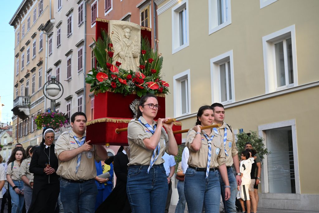 Priopćenje Riječke nadbiskupije o neprimjerenim simbolima u procesiji svetoga Vida