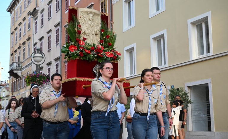 Priopćenje Riječke nadbiskupije o neprimjerenim simbolima u procesiji svetoga Vida