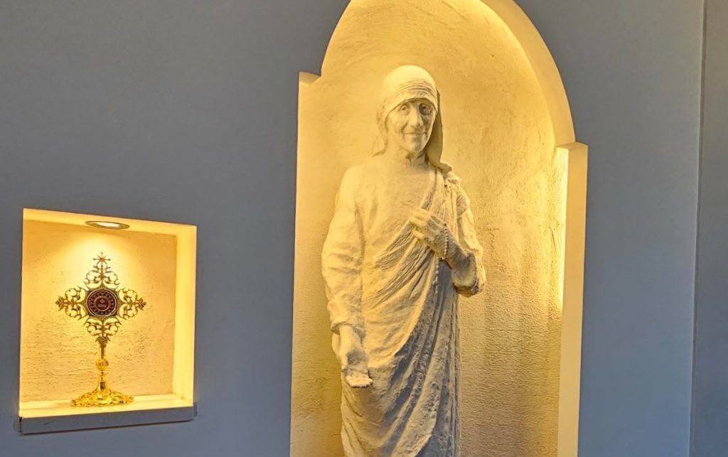 U crkvu sv. Terezije od Djeteta Isusa predstavljen kip svete Majke Terezije,