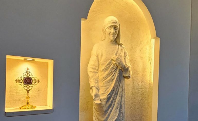 U crkvu sv. Terezije od Djeteta Isusa predstavljen kip svete Majke Terezije,
