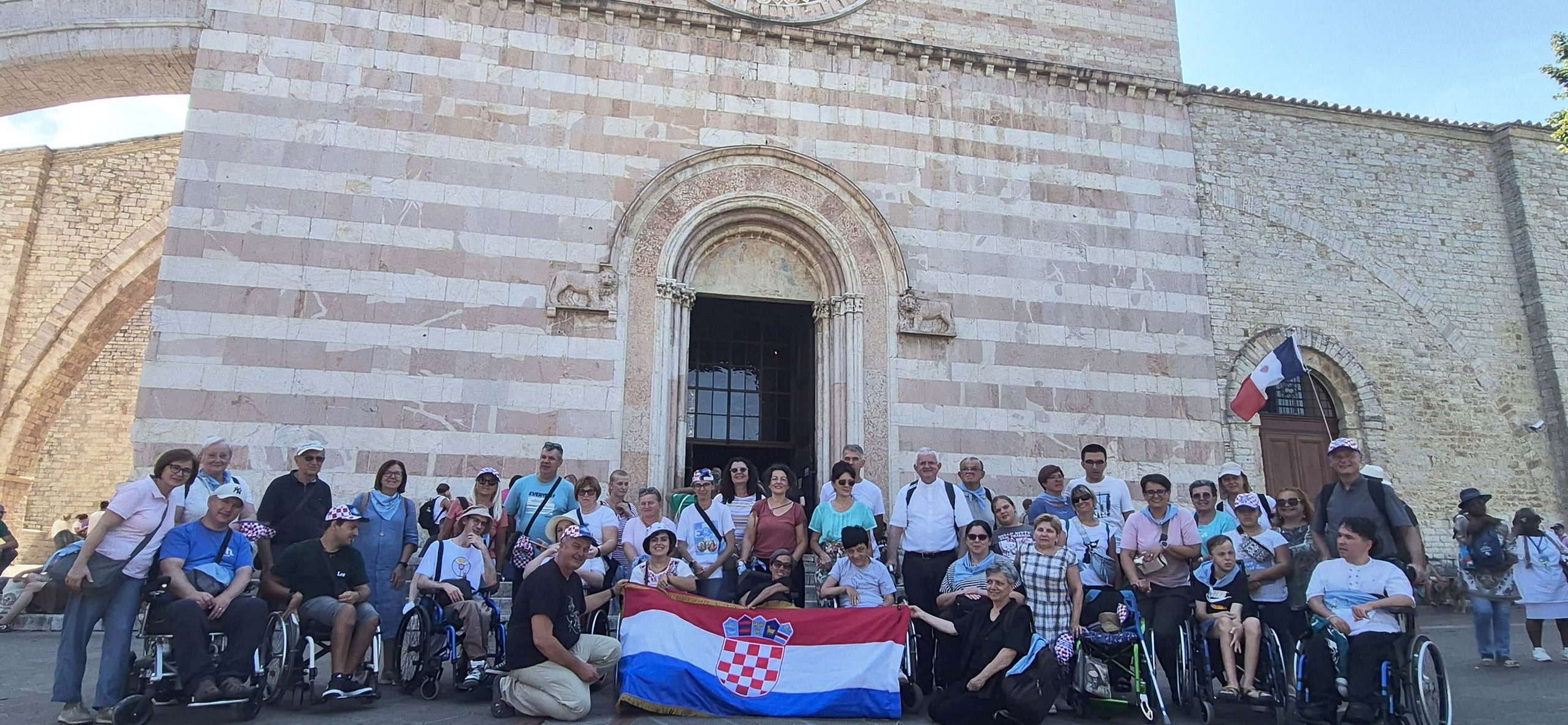 Hodočasnici ispred Bazilike sv. Klare