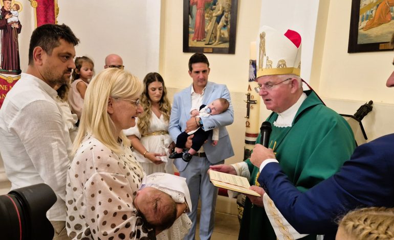 Nadbiskup Uzinić krstio Ritu, peto dijete obitelji Talajić, i Karla, četvrto dijete obitelji Nemetz