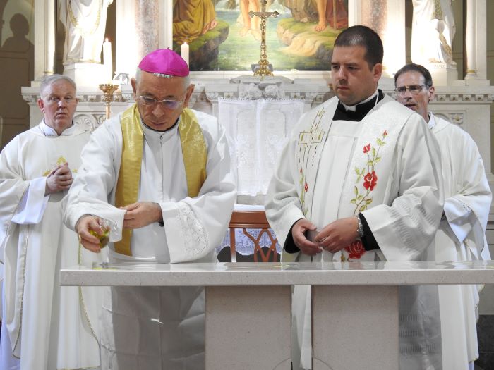  Nadbiskup Devčić posvetio novi oltar i blagoslovio ambon i krstionicu u zlobinskoj crkvi