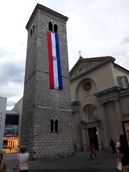 Na zvonik Vele crikve podignuta hrvatska zastava