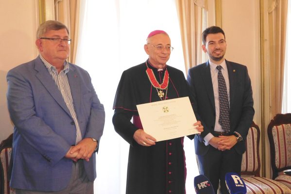 Nadbiskupu Devčiću uručeno visoko talijansko državno odličje